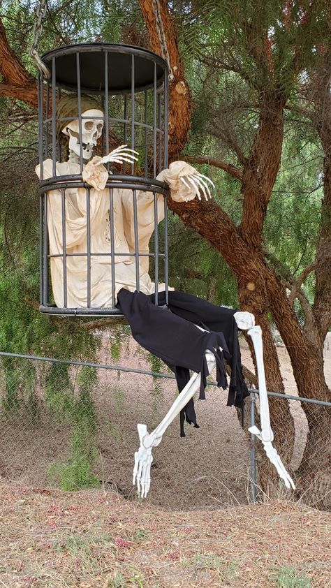 Pirate Gibbet Cage - Halloween 2021: This caged pirate is waiting for you... Come check out my other Pirate Yard Haunt creations! https://pin.it/BUk7AML Skeleton Pirate Halloween Decorations, Pirate Float Ideas, Diy Pirate Decorations Homemade, Halloween Pirate Theme, Pirate Themed Halloween Party, Pirate Themed Halloween Decorations, Pirate Outdoor Decorations, Nautical Halloween Decor, Diy Pirate Halloween Decorations