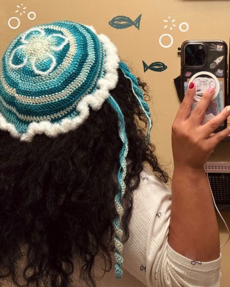 jellyfish hat ᕙ( •̀ ᗜ •́ )ᕗ i got the opportunity to test this cute freaking hat by @4starzshop and its soo adorable ?? i havnt crocheted a hat in a minute, but this pattern was so quick and easy to follow !! the pattern is already out so be sure to check it out and give love to the creators and other testers :)) i added 2 additional straps to mine to the front of my hat as face framing pieces and it turned out so much better than i thought it would omg !! this was my first time using this t... Fish Hat Crochet, Crochet Jellyfish Hat, Jellyfish Hat, Face Framing Pieces, Spongebob Jellyfish, Framing Pieces, Crochet Jellyfish, Crocheted Jellyfish, Give Love