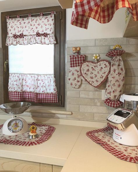 Kitchen Wall Design, Estilo Shabby Chic, Crafts Sewing Projects, Chic Kitchen, Christmas Decorations Rustic, Country House Decor, Cute Room Decor, Kitchen Curtains, Chic Home