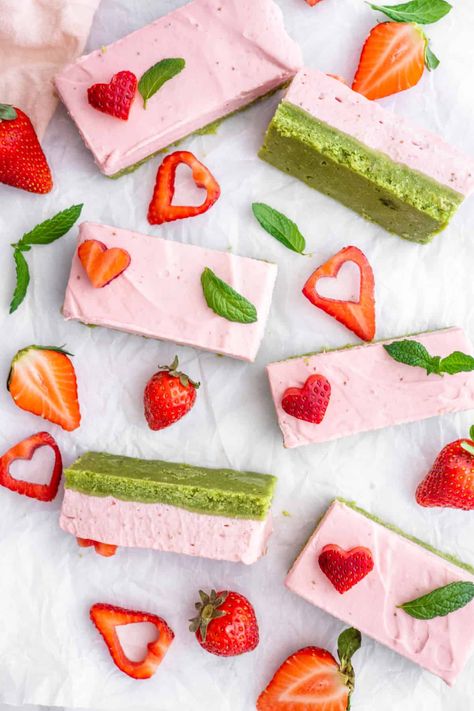 Strawberry Matcha Cheesecake, Strawberry Matcha Cake, Strawberry Cream Cheese Filling, Cake No Bake, Matcha Strawberry, Matcha Cheesecake, Strawberry Matcha, Matcha Cake, Cream Cheese Topping