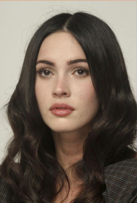 Dark Brown Hair Pale Skin, Brown Hair Pale Skin, Megan Fox Face, Dark Hair Pale Skin, Megan Fox Makeup, Black Hair Pale Skin, ليلي كولينز, Megan Fox Pictures, Fox Makeup