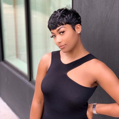 Toni Braxton Short Hair, Nia Long Short Hair, Short Hair 90s, 90s Pixie, Hair 90s, Hair Braid Patterns, Short Weave Hairstyles, Short Hair Styles African American, Short Relaxed Hairstyles