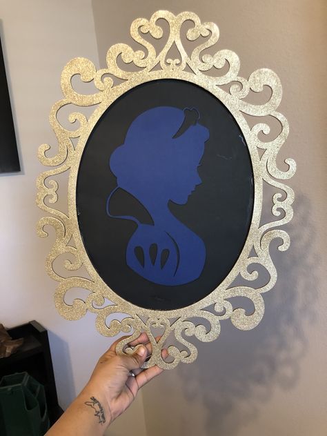 Snow White Mirror Diy, Snow White Cricut Ideas, Mirror On The Wall Snow White, Snow White Mirror Template, Diy Magic Mirror Snow White, Snow White Decorations Ideas, Diy Snow White Decorations, Snow White Birthday Party Decorations Diy, Snow White Classroom Theme