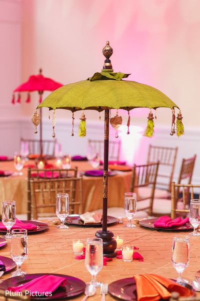 Diy Indian Centerpieces, Indian Wedding Table Decorations Round Tables, Mehendi Table Decor Ideas, Indian Wedding Reception Table Decor, Mehendi Centerpieces Table Settings, Lady Sangeet Decoration, Mendhi Food Table, Jago Decor Backdrop, Dhol Night Decor