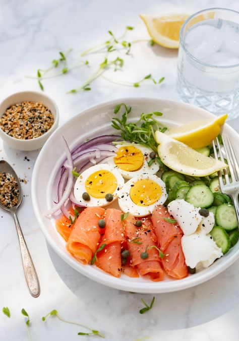 Bowl filled with smoked salmon, hard-boiled eggs, cucumbers, onion, lemon, capers, pea sprouts and everything bagel seasoning. Smoked Salmon Breakfast Bowl, Smoked Salmon Eggs Benedict, Smoked Salmon Breakfast Ideas, Salmon Bagel Breakfast, Smoked Salmon Lunch, Smoked Salmon Bowl, Boiled Eggs Recipes, Protein Power Bowl, Salmon Protein