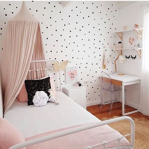 Little or lots, large or small, polka dots are a playful and stylish option for a kids room. With very little effort, you can transform a room in minutes. Zimmer Diy, Word Decor, Dekorasi Kamar Tidur, Small Room Design, Big Girl Rooms, Small Room Bedroom, Kids Room Design, Decor Minimalist