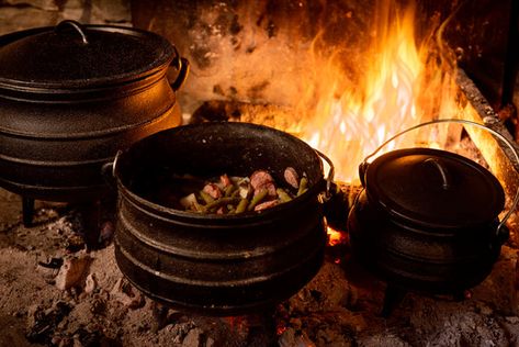 Iron Cookware American Foods, Cast Iron Pot, Hobbit Hole, Iron Cookware, Fire Cooking, Cottage In The Woods, Open Fire, Cast Iron Cooking, Period Outfit