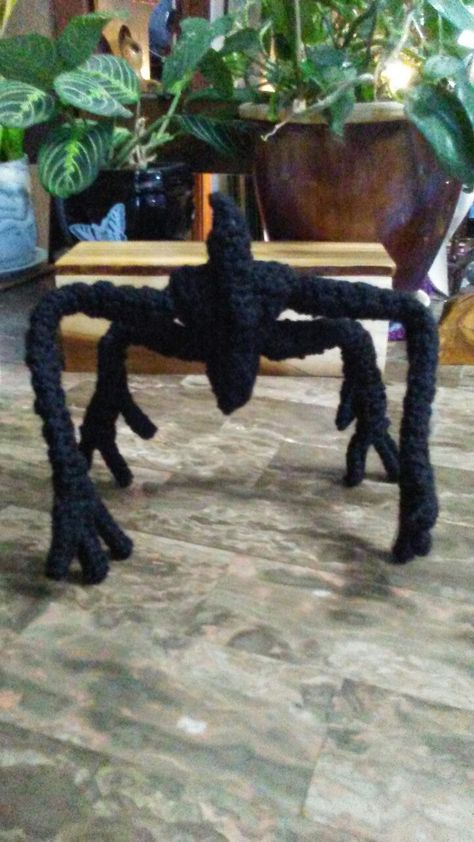 Shadow monster stranger things Shadow Monster Stranger Things, Crochet Stranger Things, Movie Crochet, Stranger Things Crochet, Free Crochet Halloween, Crochet Halloween Patterns, Shadow Monster, Spooky Halloween Costumes, Mind Flayer