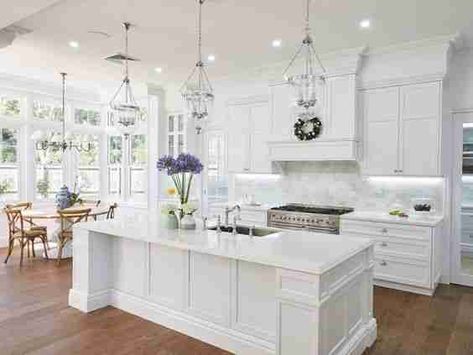 9 Ways to Design A Home With A Coastal- Hampton Vibe – Gal Pal Lifestyle Luxury White Kitchen Design, Luxury White Kitchen, Hamptons Kitchen, Small Bedrooms, Classic Kitchen, Kitchen Cabinets Makeover, White Kitchen Design, 아파트 인테리어, Luxury Kitchens