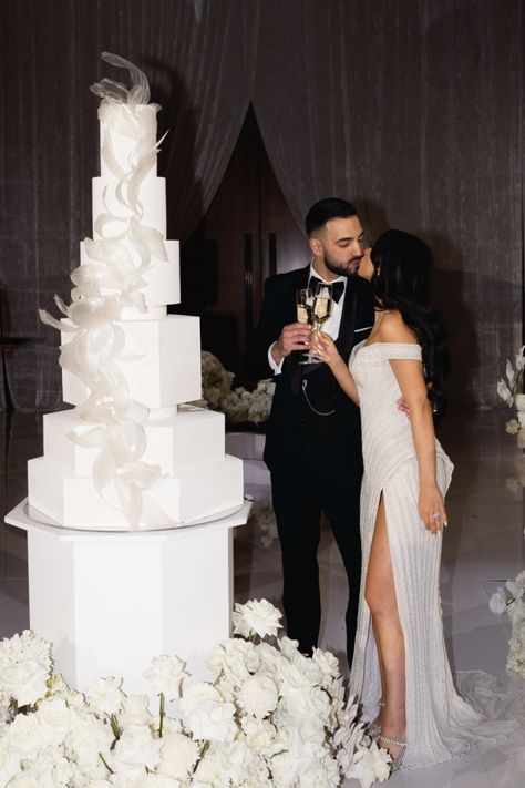 A Dreamy Winter Wonderland Wedding Comes to Life in Melbourne, Australia for This Couple Celebrity Wedding Cakes, Tall Wedding Cake, Tall Wedding Cakes, Wedding Cake Setting, Cakes Design, Dream Wedding Decorations, Luxury Wedding Cake, Modern Luxe, Wedding Inspired