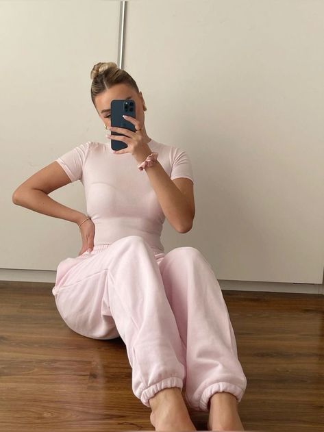 Sweatpants Pink Outfit, Baby Pink Outfit Women, Sweatpants Outfit Pink, Casual Outfits Sweatpants, How To Style Sweatpants Outfits, Pilates Outfit Style, Girly Loungewear, Jogger Set Outfit, Pink Joggers Outfit