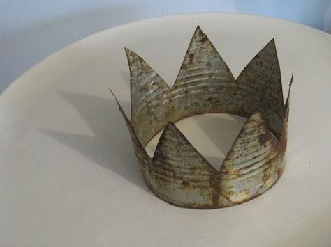 zefi's blog: make a crown from a tin can Couronne Diy, Make A Crown, Hantverk Diy, Crown Decor, Tin Can Art, Tin Snips, Tafel Decor, Altered Tins, Lake Girl