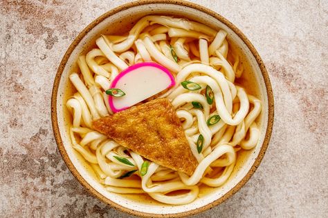 Not feeling well? Here's a quick and easy recipe for Kitsune Udon — Japanese udon noodles in hot soup with seasoned aburaage (deep fried tofu). Chicken Yaki Udon, Vegan Udon, Kitsune Udon, Vegetarian Japanese, Udon Noodles Recipe, Japanese Udon, Fried Udon, Udon Recipe, Udon Soup