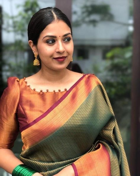 Saree blouse idea Plain Blouse Designs, Kerala Saree Blouse Designs, Cotton Saree Blouse Designs, Pattu Saree Blouse Designs, Kanjivaram Saree, Latest Blouse Designs Pattern, Traditional Blouse Designs, New Saree Blouse Designs, Latest Model Blouse Designs