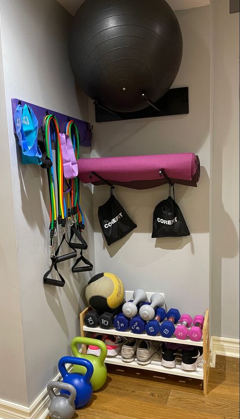 Diy Workout Equipment Storage, Gym In House, Exercise Room Ideas, Home Gym Ideas Small Bedroom, Workout Shelf, Exercise Equipment Storage, Cabinet Kine, Corner Gym, Small Home Gym Design