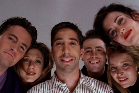 *Everyone welcoming Ben into the weirdness and hilarity of their world* ;) Friend Quiz, Friends Scenes, Matt Leblanc, Friends Episodes, Friends Poster, Big Friends, Ross Geller, Friends Cast, Friends Tv Series