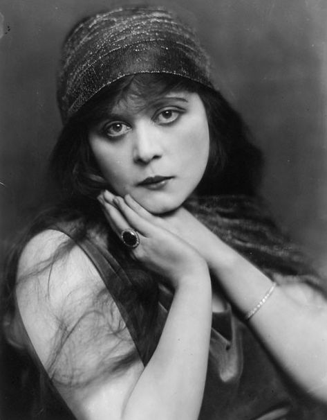 Theda Bara, Unusual Recipes, Diana Dors, Louise Brooks, Silent Film Stars, Jewish Women, Mae West, Movie Magazine, Popular Actresses