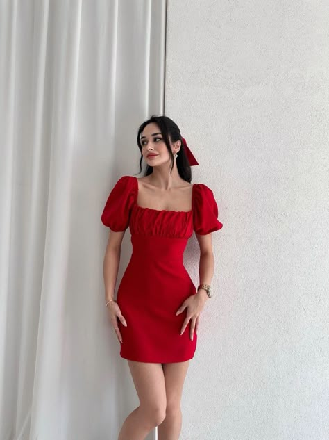 Christmas Outfit Ideas, Festive Look, Come And Go, Classy Women, Christmas Outfit, Pretty Dresses, Red Dress, Books Wattpad, Romance