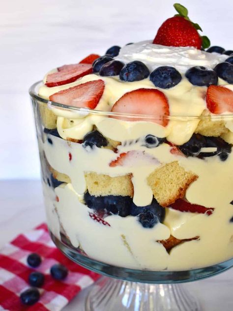 Pound Cake Trifle is a simple and delicious layered dessert made with pound cake, vanilla pudding and fruit! Recipes With Pound Cake, Pound Cake Trifle Recipes, Pound Cake Trifle, Pioneer Woman Desserts, Cake Trifle, Trifle Bowl Recipes, Fruit Trifle, Trifle Recipes, Strawberry Trifle