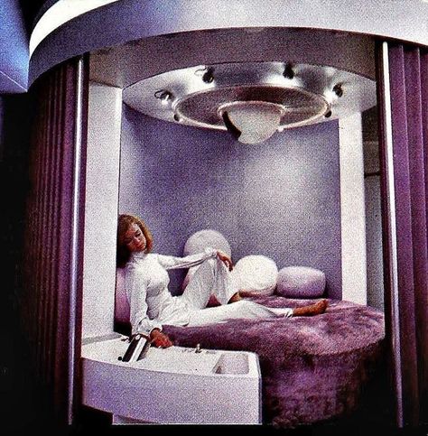 Futurism Bedroom, Retro Bedroom Ideas 1950s, Retrofuture Interior, Retro Futurism Bedroom, Bedroom Ideas Led Lights, Bedroom Ideas Led, Atomic Age Aesthetic, Retro Bedroom Ideas, Space Age Interior