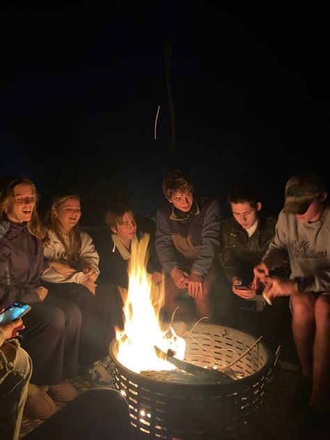 Camping Fire Aesthetic, Group Camping Aesthetic, Woods Party Aesthetic, Campfire Aesthetic Friends, Bonfire Photos, Senior Camping, Campfire Pictures, Camping Fireplace, Campfire Aesthetic