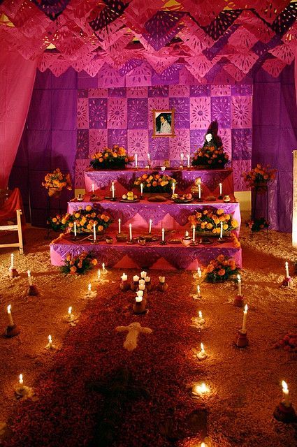 Dia De Los Muertos Party Ideas, Pleasure Garden, Dia De Los Muertos Decorations Ideas, Religious Altars, Day Of The Dead Party, Mexican Traditions, Mexican Holiday, Garden Wedding Decorations, All Saints Day