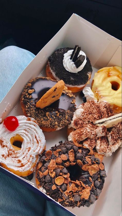 Donat Aesthetic, Donuts Aesthetic, Fancy Donuts, Donuts Gourmet, Junk Food Snacks, Delicious Donuts, Think Food, Snap Food, Cute Desserts