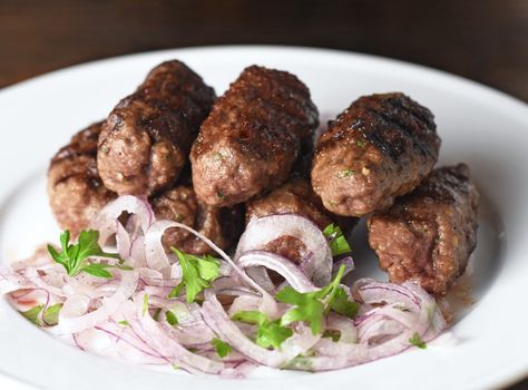 Bosnian Ćevapi Bosnian Cevapi Recipe, Cevapcici Recipe, Slavic Food, Croation Recipes, Balkan Food, Low Carb Menus, Russian Food, Grilled Sausage, The Ottoman Empire