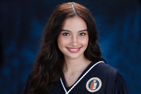 Graduation Hairstyles Medium, Formal Id Picture, Kelsey Merritt, Yearbook Pictures, Graduation Hairstyles, Graduation Photos, Makeup Inspo, Medium Hair Styles, Angeles