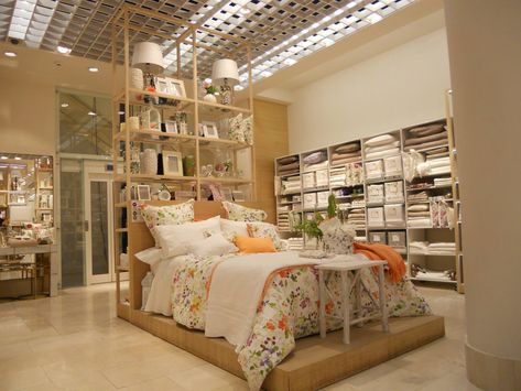 Zara Home. Escaparate interior. Zara Home Design, Zara Home Interiors, Zara Home Bedroom, Wood Bed Design, Shop House Plans, Shop Window Design, Bedding Stores, Store Interior, Shop Interiors