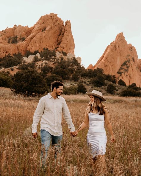 Garden of the Gods couple session Garden Of The Gods Photo Ideas, Garden Of The Gods Photoshoot, Garden Of The Gods Engagement Photos, Fam Pics, Shoot Poses, Engagement Pictures Poses, Couples Outfit, Garden Of The Gods, Colorado Engagement