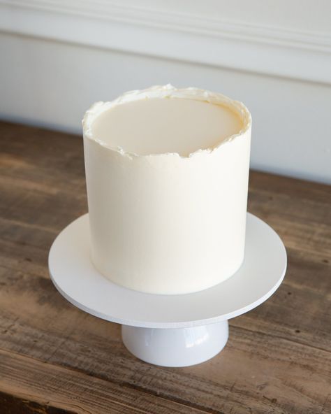 Raw Edge Cake, Wedding Cake Buttercream Frosting, Wedding Cake Designs Simple, Smooth Buttercream, Buttercream Designs, White Birthday Cakes, Round Wedding Cakes, Plain Cake, Tall Cakes