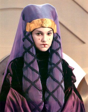 Queen Amidala 'StarWars Episode I: The Phantom Menace'. The 'Travelling Gown' costume headpiece, designed by Trisha Biggar. Padme Phantom Menace, Disfraz Star Wars, Star Wars Padme Amidala, Recycled Costumes, Amidala Star Wars, Queen Amidala, Star Wars Padme, Phantom Menace, Star Wars Fashion