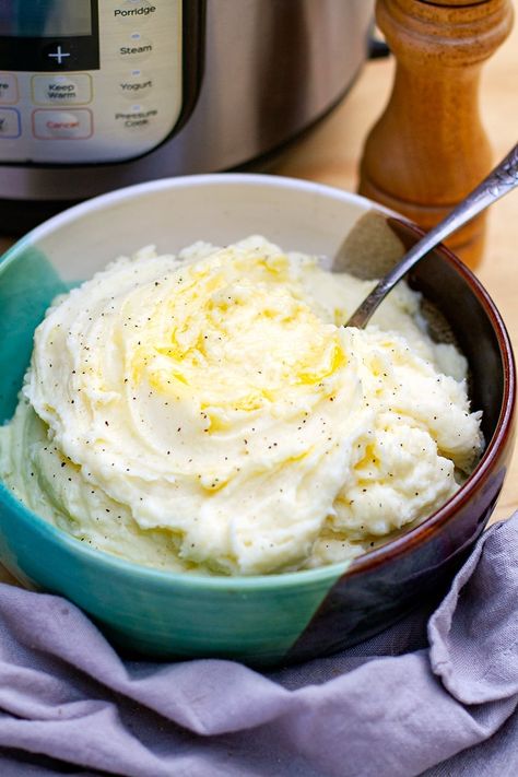 Learn how to make delicious yet super easy mashed potatoes with sour cream in the Instant Pot pressure cooker. They make for a perfect side dish that goes with most mains and is gluten-free and vegetarian-friendly. Mashed Potatoes Instant Pot, Cream Mashed Potatoes, Potatoes Instant Pot, Sour Cream Mashed Potatoes, Bbq Beef Short Ribs, Instant Pot Mashed Potatoes, Make Sour Cream, Pressure Cooking Recipes, Easy Mashed Potatoes