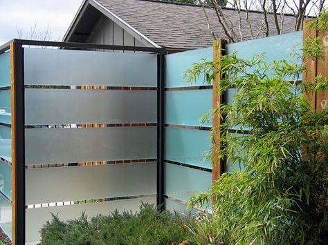 frosted glass fence. David Wilson Garden Design. Repinned by ... Pagar Modern, Glass Fence, Horizontal Fence, Types Of Fences, Garden Screening, Front Yard Fence, Privacy Walls, Outdoor Privacy, Modern Fence