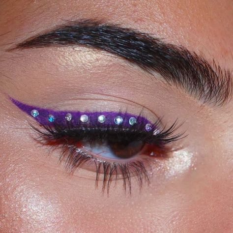 Eye Makeup Ideas With Gems, Lol Makeup, Make Up Yeux, Euphoria Maddy, Halloween Makeup Look, Face Pics, Euphoria Makeup, Rhinestone Makeup, Eye Makeup Designs