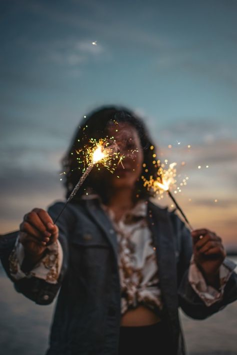 Poses With Crackers, Diwali Poses With Crackers, Diwali Shoot Ideas, Diwali Poses, Diwali Shoot, Diwali Photoshoot, Outdoor Photoshoot Ideas, Diwali Crackers, Diwali Photography