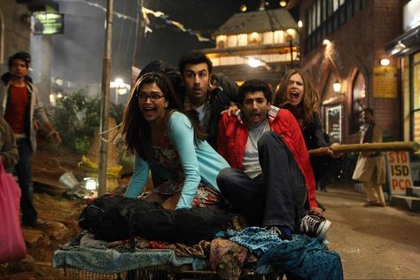 'Yeh Jawaani Hai Deewani' still feat. Deepika Padukone, Ranbir Kapoor, Kalki Koechlin, and Aditya Roy Kapoor Places To Travel With Friends, Yeh Jawaani Hai Deewani, Travel With Friends, Ayan Mukerji, Best Friend Bucket List, Roy Kapoor, Pick Up Lines Funny, Bff Drawings, Vintage Bollywood