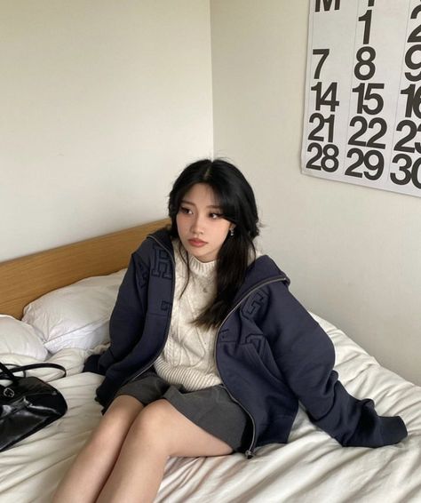 Oversized Zip Up Hoodie Outfit Aesthetic, Hoodie Outfit Korean, Zip Up Hoodie Outfit Aesthetic, Oversized Zip Up Hoodie Outfit, Outfit Inspo Downtown Girl, Outfit Inspo Downtown, Pretty Korean Girl, College Outfits Skirt, Zip Up Hoodie Outfit