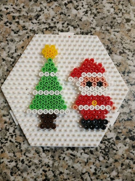 Christmas Tree Hama Beads, Easy Christmas Perler Bead Pattern, Hama Beads Christmas, Melt Beads Patterns, Christmas Perler Beads, Easy Perler Bead Patterns, Pearl Beads Pattern, Easy Perler Beads Ideas, 3d Perler Bead