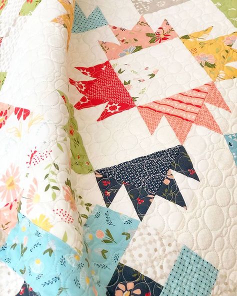 Grey Quilts Ideas, Scrap Quilts Ideas, Grey Quilts, Vintage Quilt Blocks, Sewing Machine Cake, Sewing Curtains, Quilt Stars, A Quilting Life, Triangle Quilts