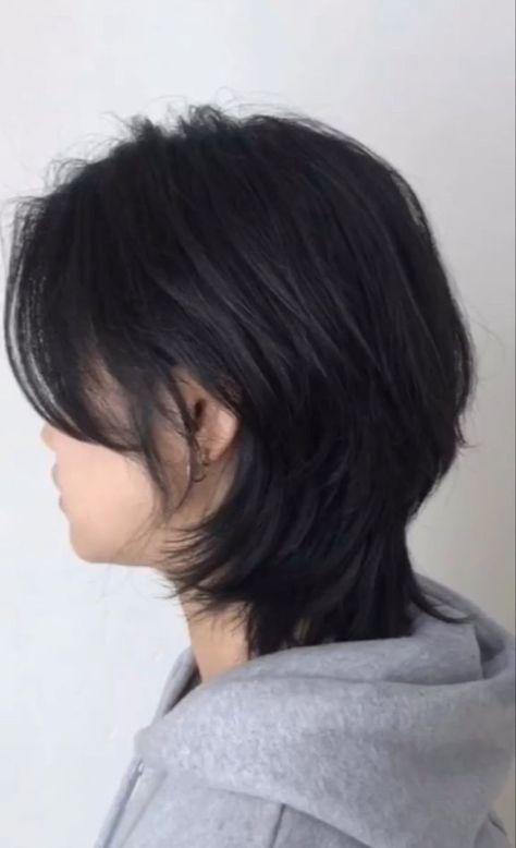 Wolf cut is a tapered haircut with a choppy short layers that start at the crown and gradually get longer toward the end. The haircut is defined by its heavy layers and the volume at the crown and looks like a mixture of shag and mullet. Haircut inspired by Mikasa Ackerman #pixiebobhaircut #hairology https://youtu.be/lc9jcog75Nc Mullet Haircut For Short Hair, Wolf Mullet Haircut Short, Mullet Wolfcut Short, Mullet X Wolfcut Haircut, Mullet Wolfcut Girl, Wolfcut And Mullet, Short Mullet Wolfcut, Mullet For Short Hair, Wolf Cut Hair Short Mullet Style