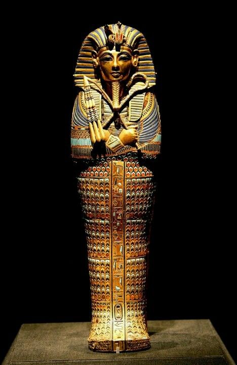 King Tut Egyptian Party, Ancient Egyptian Architecture, Egypt Mummy, Egiptul Antic, Egyptian Mummies, Egyptian Artifacts, Old Egypt, Egyptian Pyramids, Visit Egypt