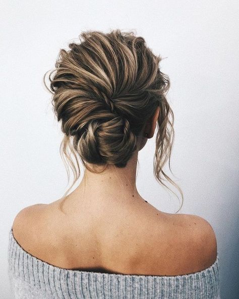 Whether a classic chignon, textured updo or a chic wedding updo with a beautiful details. These wedding updos are perfect for any bride looking for a unique wedding hairstyles... Classic Chignon, Textured Updo, Unique Wedding Hairstyles, Wedding Updos, Best Wedding Hairstyles, Low Bun, Penteado Cabelo Curto, Wedding Hairstyles Updo, Wedding Updo