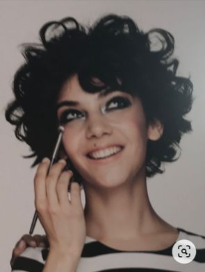 Short Curly Hair With Glasses, Curly Short Hair With Bangs, Layered Curly Hair Medium, Curlyhairstyles Short, Short Curly Cuts, Curly Short Hair, Short Curly Pixie, Curly Hair Photos, Curly Short