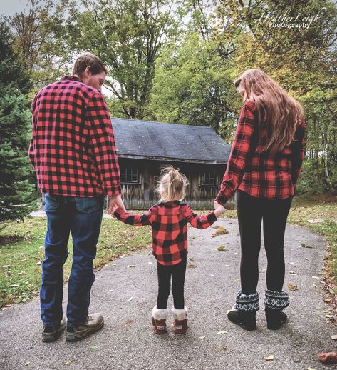 #familyphotography #couples #maternityphotography #family #couplegoals #couplesphotography #photography #photoshoot #heatherleighphotography143 #heatherleighphotography #fortsaintclair #toddlerphotography #fam #flannel #fall #fallphotoshoot #fallphotography Red Plaid Photoshoot Family, Plaid Photoshoot Family, Barn Family Pictures, Fall Photoshoot Family, Christmas Couple Photos, Couple With Baby, Winter Family Photos, Family Photoshoot Poses, Baby Flannel