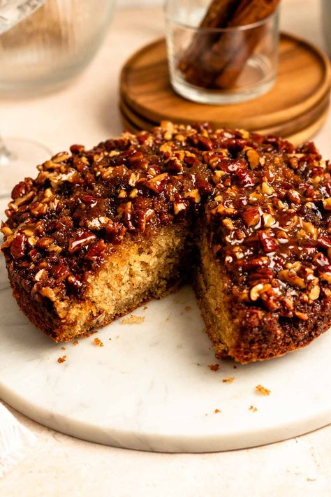 Pecan Upside Down Cake - Rich And Delish Caramel Pecan Topping, Pecan Upside Down Cake, Coconut Pecan Cookies, Banana Pecan Bread, Chocolates Cakes, Party Crowd, Caramel Cake Recipe, Nut Cake, Pecan Topping