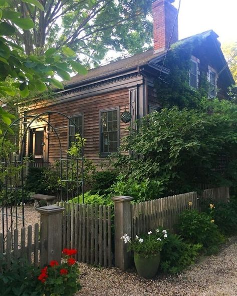 Old Cottage Exterior, Colonial Cottage, Saltbox Houses, Colonial Homes, Old Cottage, Cottage Interiors, Cabins And Cottages, Great House, Colonial House