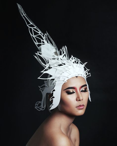 Paper Headpiece, Sculpture Fashion, Thai Fashion, Body Adornment, Paper Hat, Fantasy Costumes, Earrings Inspiration, Cut Paper, Paper Cut Art