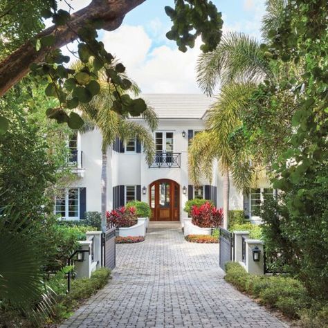 Mediterranean Meets Atlantic In A Palm Beach Home - Luxe Interiors + Design Old Florida Decor, Old Florida Style, Tropical Retreat, Florida Decor, Photography Interior Design, Photography Interior, Florida Style, Chicago Art, Austin Homes